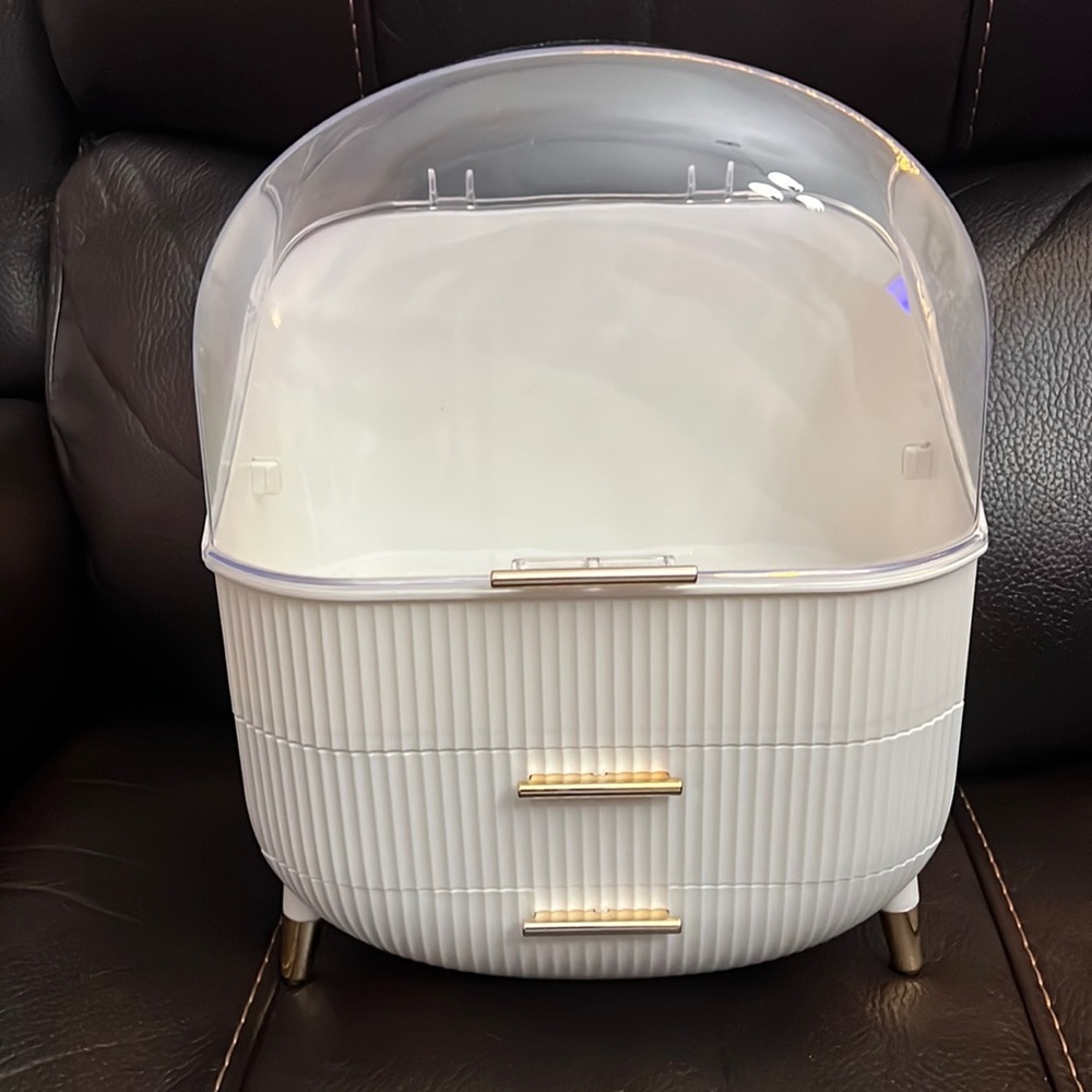 Cosmetic storage container